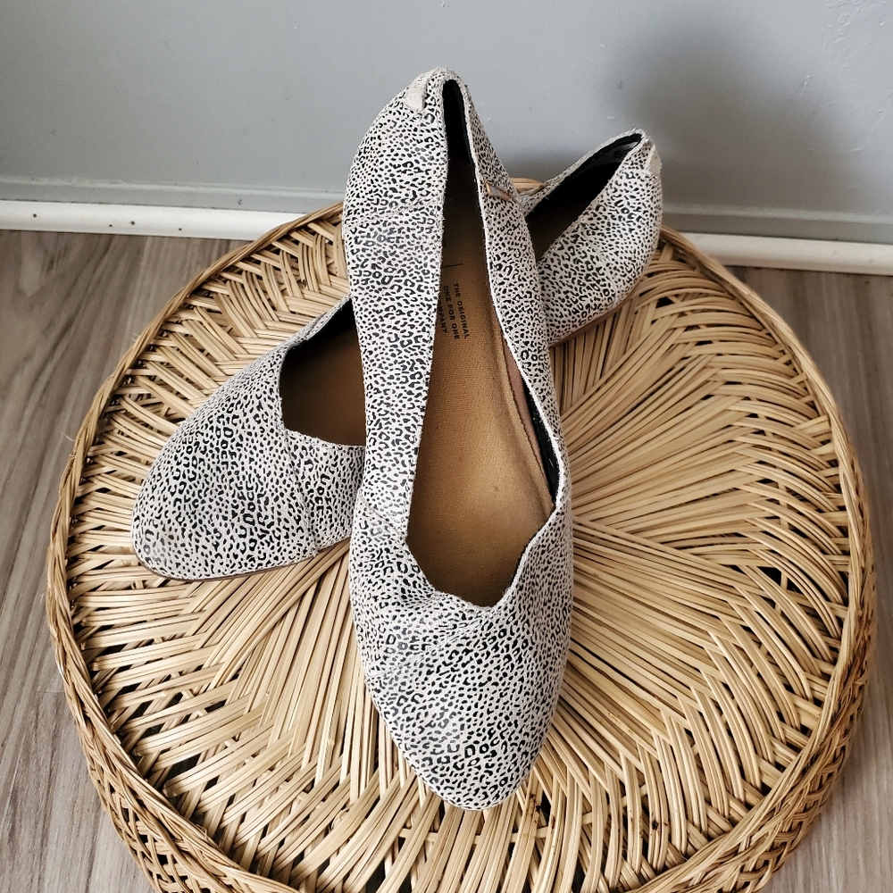 Tom's | Julie Off White Leopard Print Suede Ballet Flats